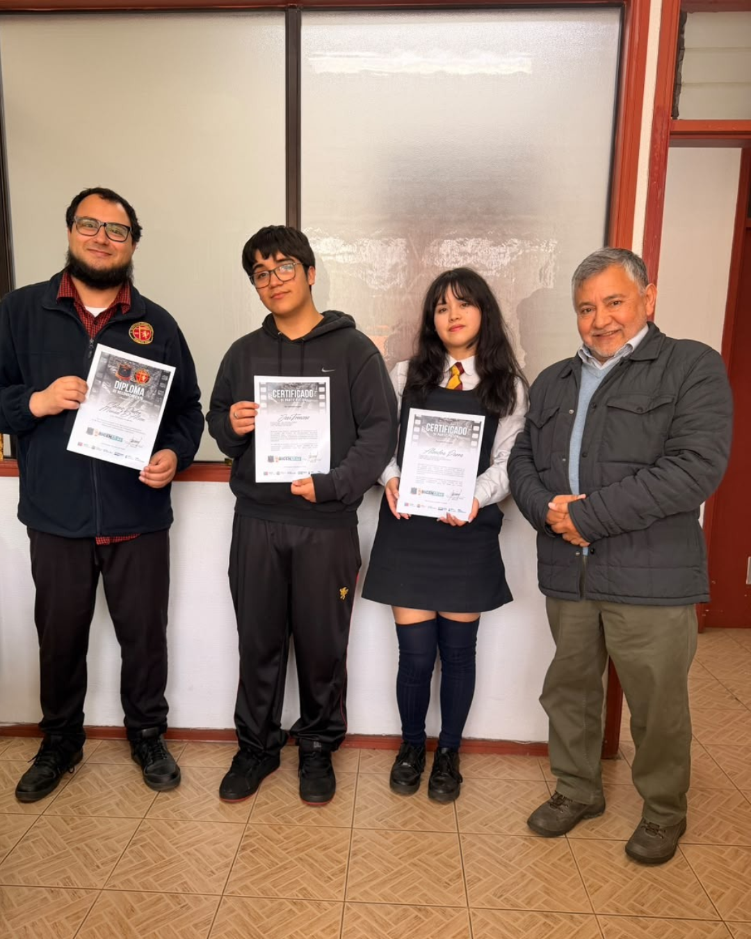 Estudiantes de IV medio reciben reconocimiento por su participación en Festival de Cortometrajes BicenArte.
